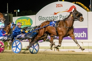 Andy chasing another Miracle at Menangle