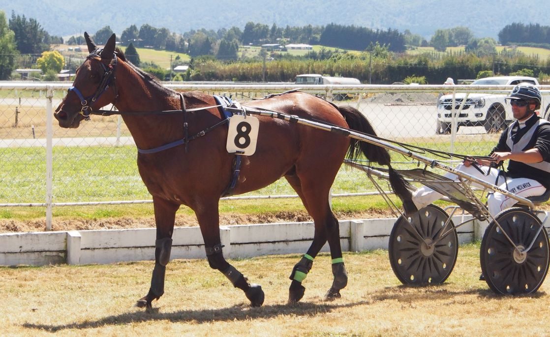 Imperial Man sustains big run to win
