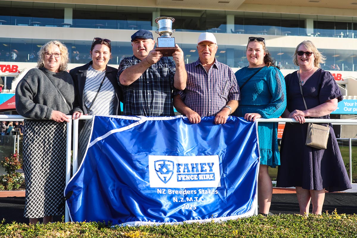 Lakelsa a mare on the rise