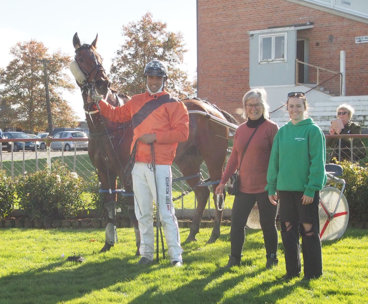 Abull wins for veteran trainer and his daughter