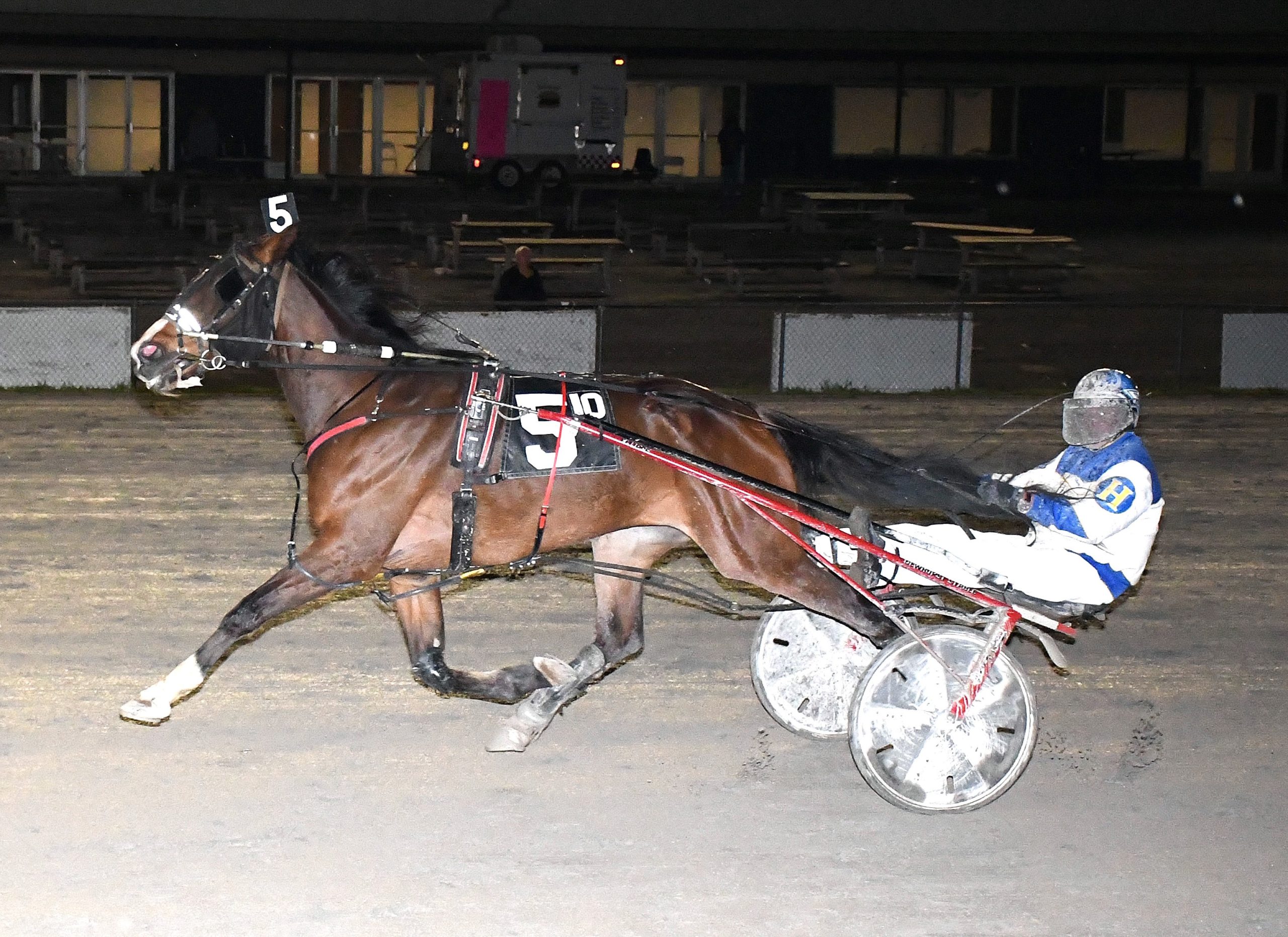 Dewey Arnold cruises to victory