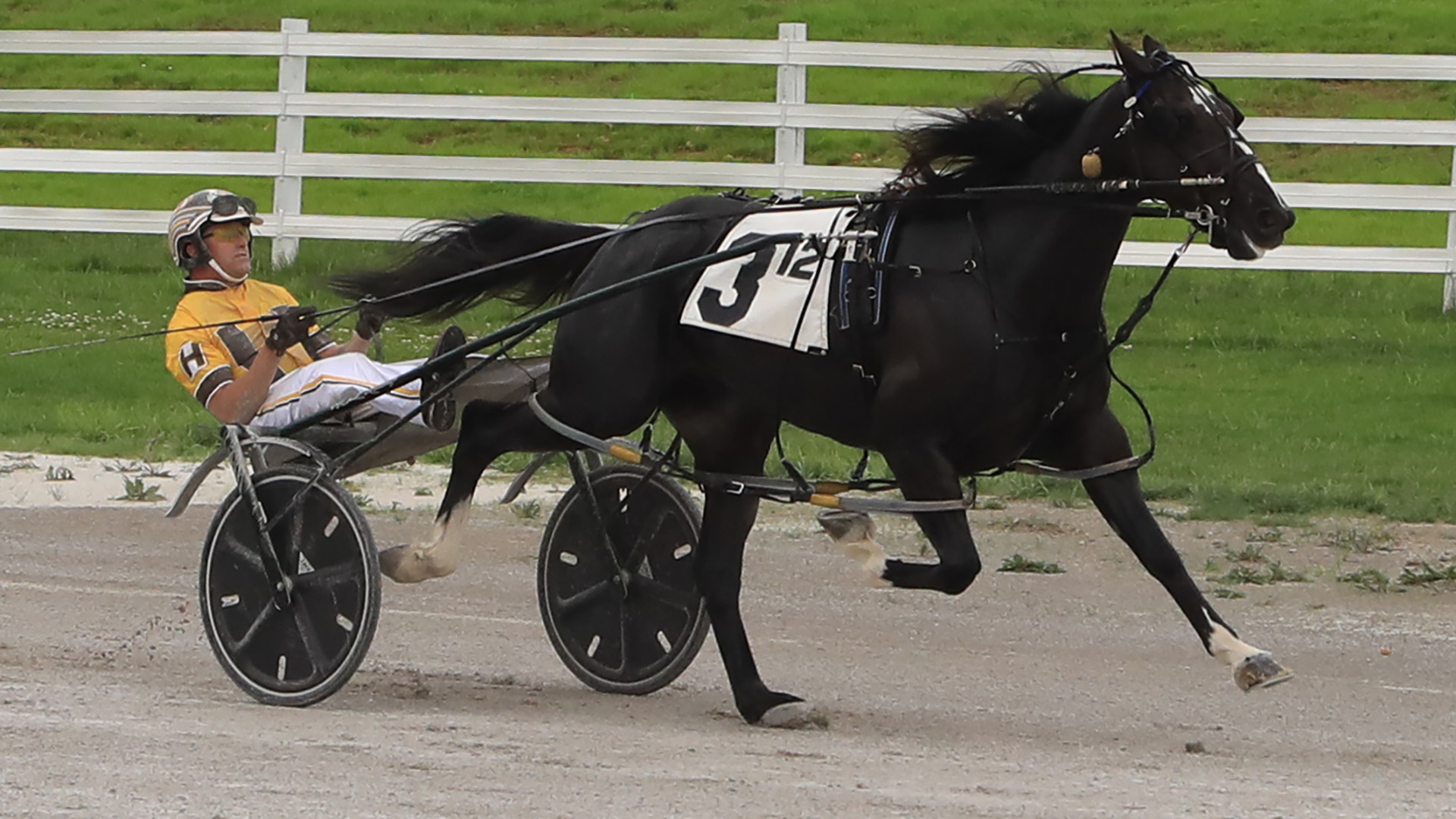 Pair of longshots upset rivals