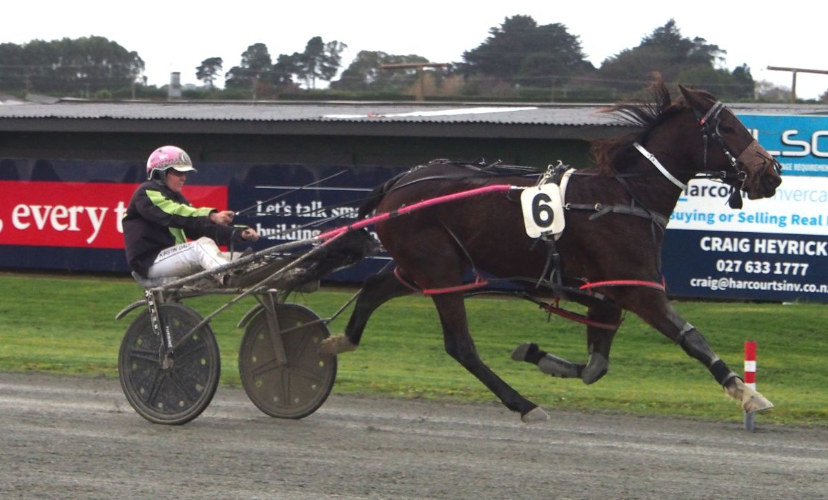 Jagger struts her stuff at Ascot