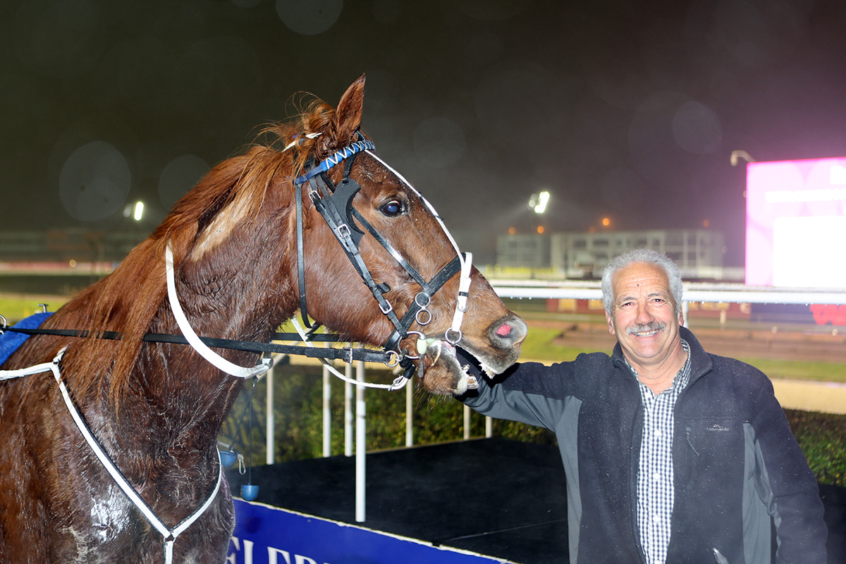 Phil Williamson hits 800