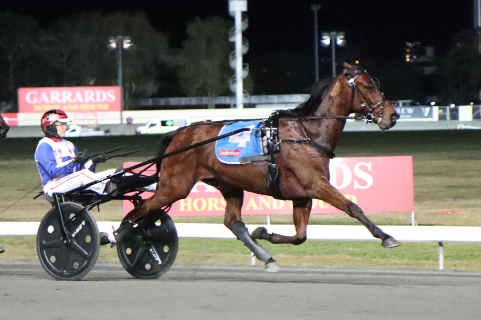 Parisian Artiste breaks through with effortless all the way win