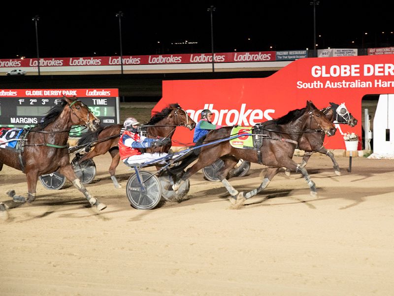 Cadence Lane wins feature, Hryhorec bags 5 winners