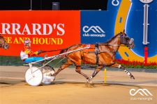 Catch A Wave snatches win in return to form