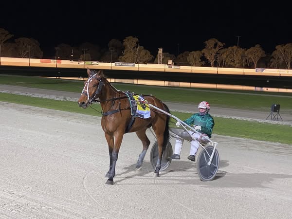 Commodus and No Money No Honey take three year old miles at Bendigo