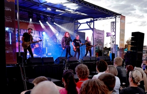 Screaming Jets lead star line-up at Carnival of Cups