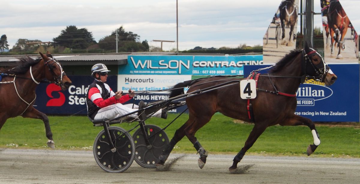 Ya Rite Darl wins Oaks