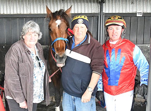 Notanotha Naughty holds on in Redwood Classic