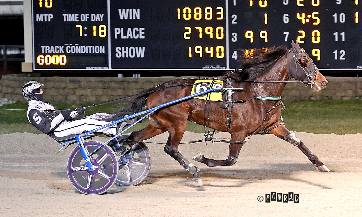 Robert Michael powers clear after 3-wide move