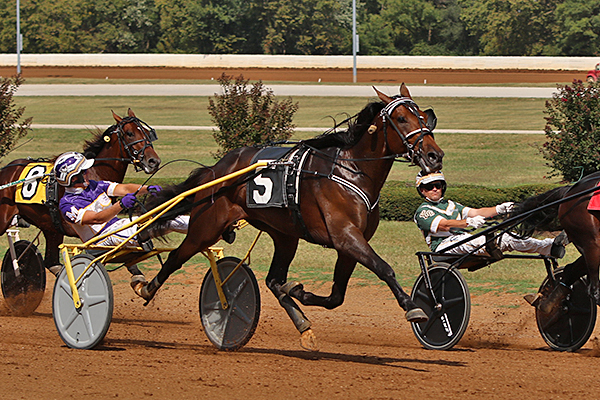 T C I (outside) defeated Karl in a divisionof the International Stallion Stakes for 2-year-old trotting colts. Chris Tullyphoto