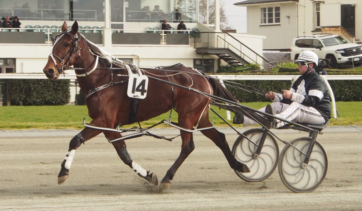 Jones has big team at Cromwell