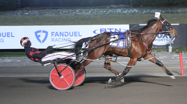 Lochlan Hanover and driver Mark Herschberger won the Saturday night feature at The Meadowlands. (Credit: Lisa Photo)