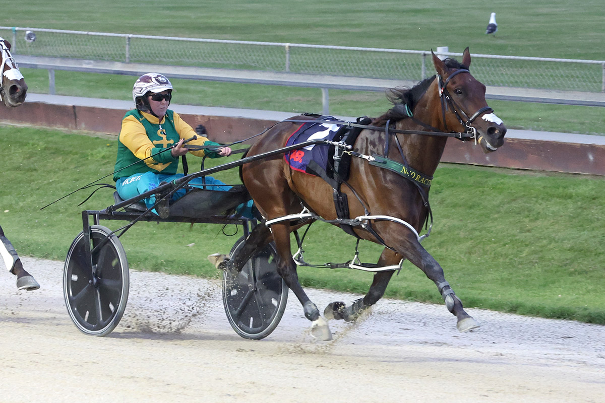 Debbie Lincoln gets G1